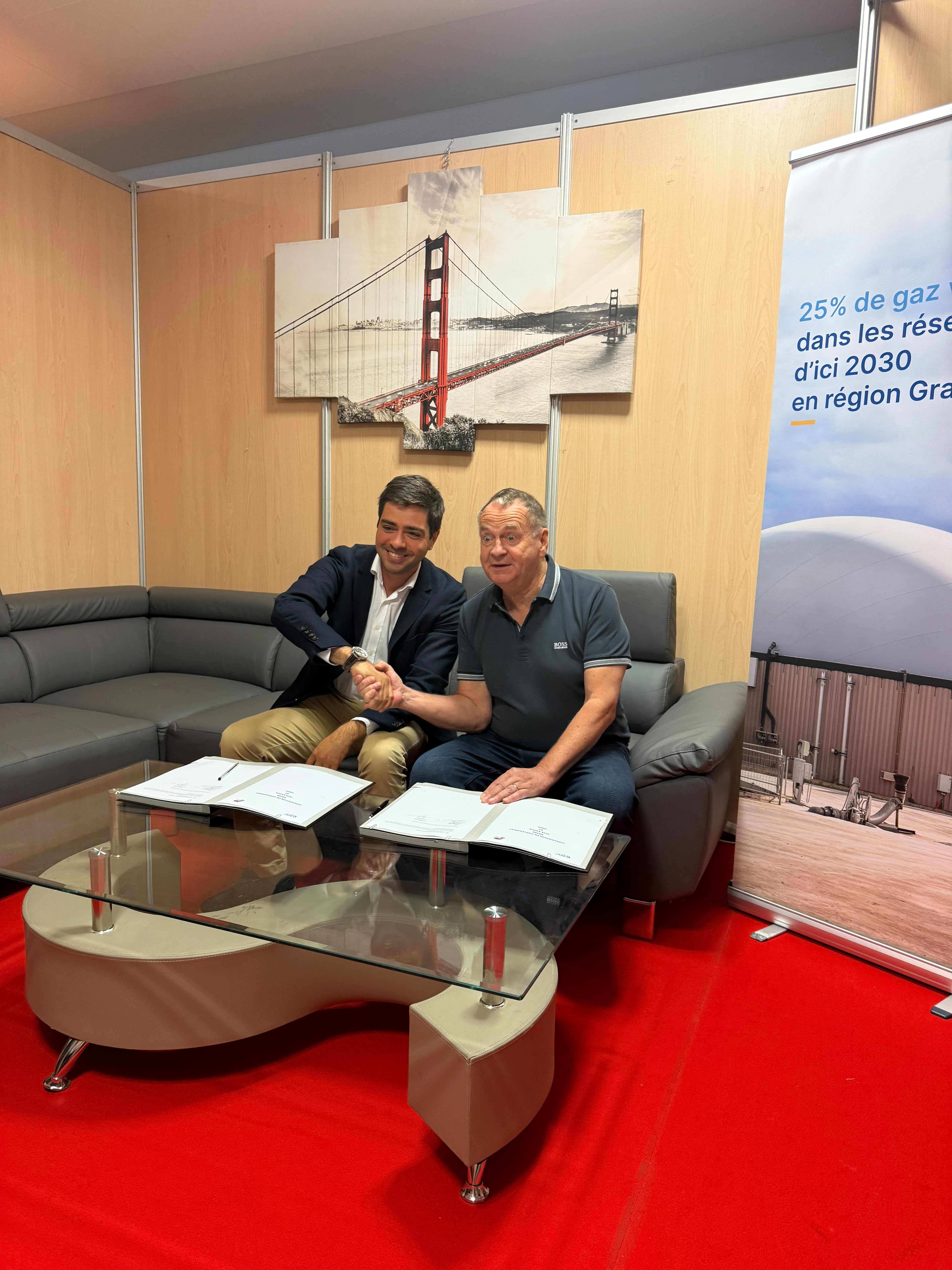 Signature du partenariat entre la Foire de Châlons et GRDF grand est avec Bruno Forget, Président de la Foire de Châlons et Bastien Régnier, directeur régional grand est de GRDF